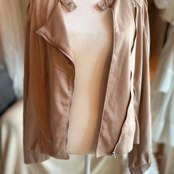 BLANKNYC Women's Faux Suede Cropped Moto Bomber Jacket in Sand Dune - Picture 4 of 6